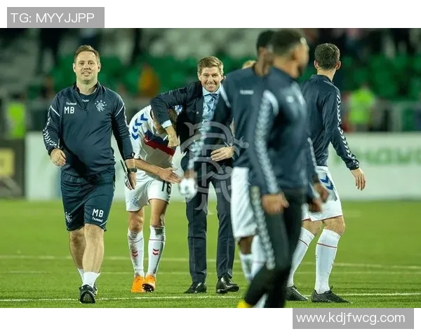 镜头捕捉:欧联赛场小动作引发热议 镜头捕捉:欧联赛场小动作引发热议