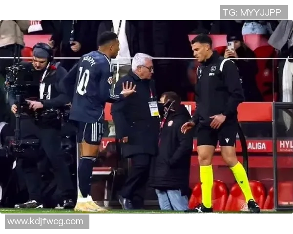 今日焦点对决:姆巴佩领衔巴黎挑战豪门对手,战火一触即发 今日焦点对决:姆巴佩领衔巴黎挑战豪门对手,战火一触即发